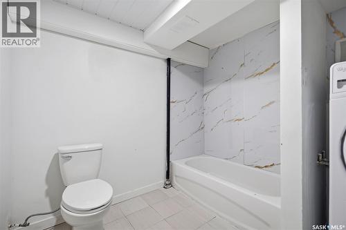 1310 B Avenue N, Saskatoon, SK - Indoor Photo Showing Bathroom