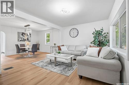 1310 B Avenue N, Saskatoon, SK - Indoor Photo Showing Living Room