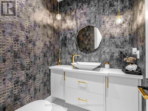 35 Lloydminster Crescent, Toronto, ON - Indoor Photo Showing Bathroom