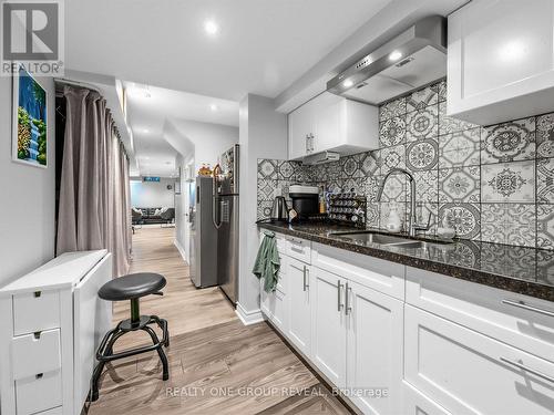 6122 Coxswain Crescent, Mississauga, ON - Indoor Photo Showing Kitchen With Double Sink