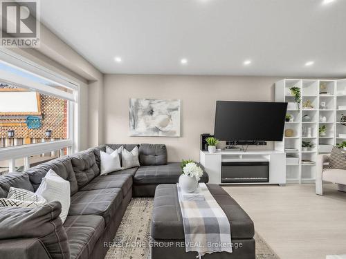 6122 Coxswain Crescent, Mississauga, ON - Indoor Photo Showing Living Room
