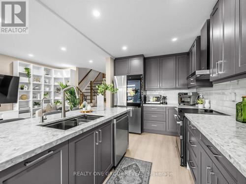 6122 Coxswain Crescent, Mississauga, ON - Indoor Photo Showing Kitchen With Upgraded Kitchen