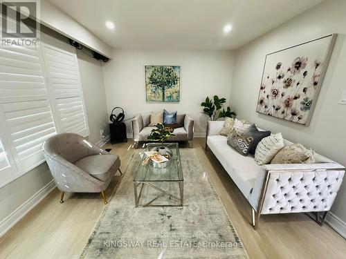 35 Silver Aspen Crescent, Kitchener, ON - Indoor Photo Showing Living Room