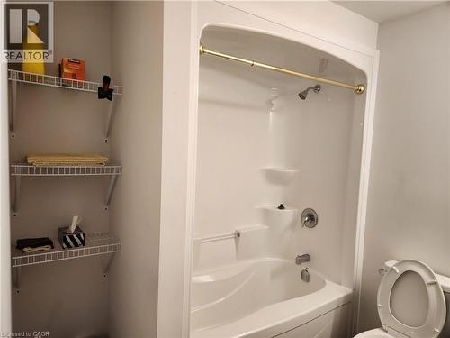 Full bathroom with shower / bathtub combination and toilet - 269 Sunview Street Unit# 607, Waterloo, ON - Indoor Photo Showing Bathroom