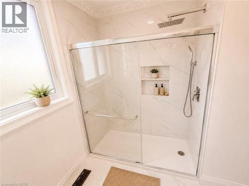 84 Elgar Avenue, Hamilton, ON - Indoor Photo Showing Bathroom