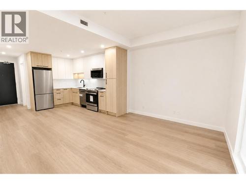 Living room / dining room - 1380 Pridham Avenue Unit# 409, Kelowna, BC - Indoor Photo Showing Other Room
