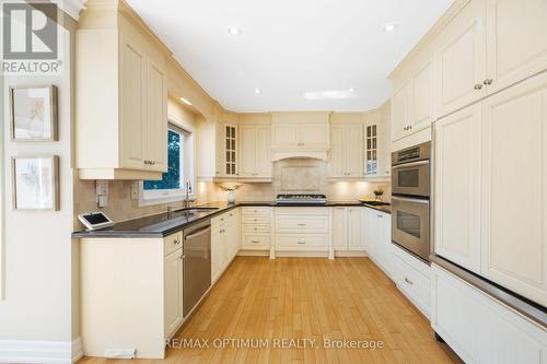 Gourmet kitchen with built-in appliances - 5859 Riverside Place, Mississauga, ON - Indoor Photo Showing Kitchen With Upgraded Kitchen