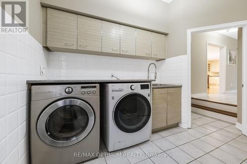 Convenient main floor laundry room - 5859 Riverside Place, Mississauga, ON - Indoor Photo Showing Laundry Room