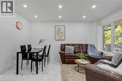 100 Anglerock Drive, Cambridge, ON - Indoor Photo Showing Living Room