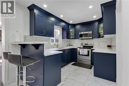 100 Anglerock Drive, Cambridge, ON - Indoor Photo Showing Kitchen With Upgraded Kitchen