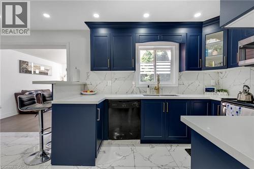 100 Anglerock Drive, Cambridge, ON - Indoor Photo Showing Kitchen With Upgraded Kitchen