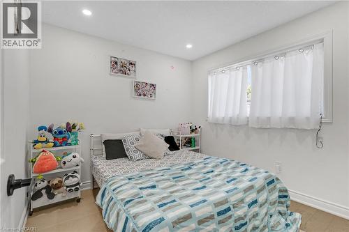100 Anglerock Drive, Cambridge, ON - Indoor Photo Showing Bedroom