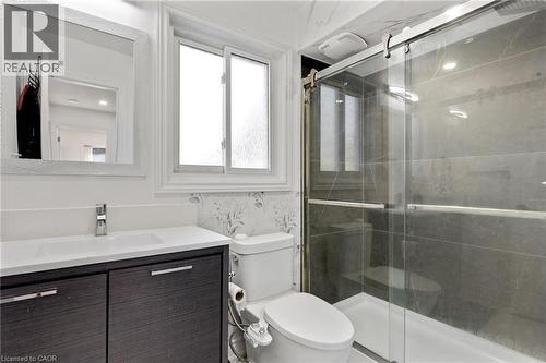 100 Anglerock Drive, Cambridge, ON - Indoor Photo Showing Bathroom