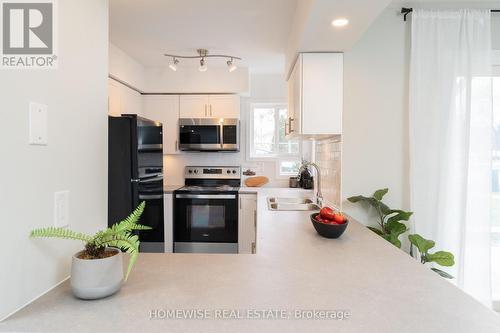 B17 - 240 Ormond Drive, Oshawa, ON - Indoor Photo Showing Kitchen