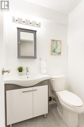 B17 - 240 Ormond Drive, Oshawa, ON - Indoor Photo Showing Bathroom
