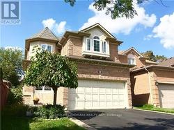 82 CANYON HILL AVENUE Richmond Hill, ON L4C 0E1