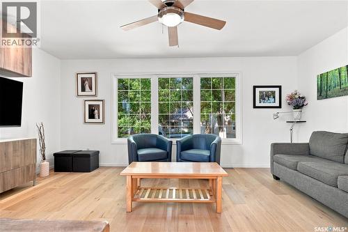 1408 B Avenue N, Saskatoon, SK - Indoor Photo Showing Living Room