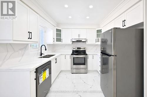 21 Topiary Lane, Brampton, ON - Indoor Photo Showing Kitchen With Double Sink With Upgraded Kitchen