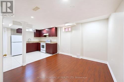 21 Topiary Lane, Brampton, ON - Indoor Photo Showing Kitchen