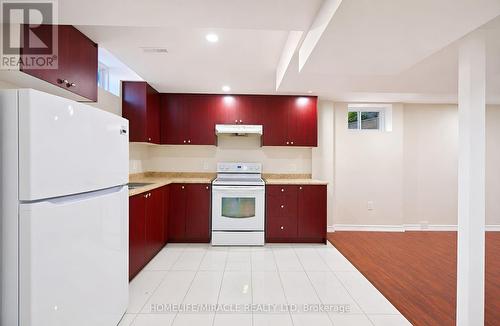 21 Topiary Lane, Brampton, ON - Indoor Photo Showing Kitchen