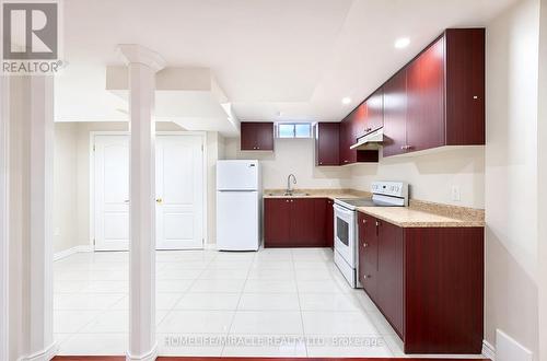 21 Topiary Lane, Brampton, ON - Indoor Photo Showing Kitchen
