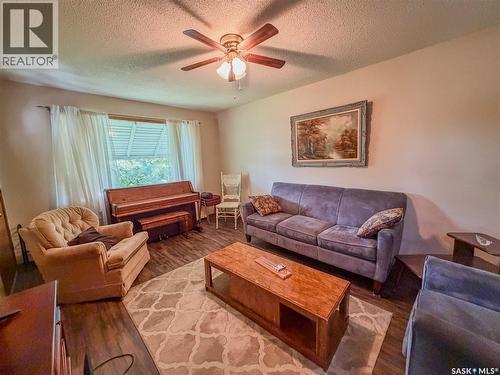 143 Gladstone Avenue N, Yorkton, SK - Indoor Photo Showing Living Room