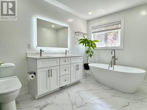 2326 Yorktown Circle, Mississauga, ON - Indoor Photo Showing Bathroom
