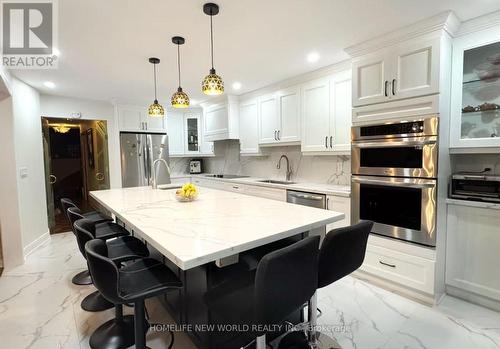 2326 Yorktown Circle, Mississauga, ON - Indoor Photo Showing Kitchen With Upgraded Kitchen