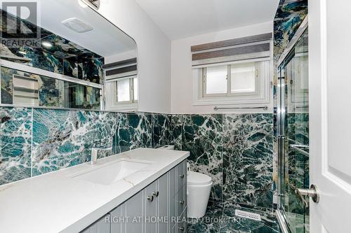 5154 New Street, Burlington, ON - Indoor Photo Showing Bathroom