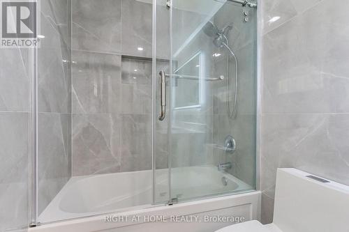 1715 Oberon Crescent, Mississauga, ON - Indoor Photo Showing Bathroom