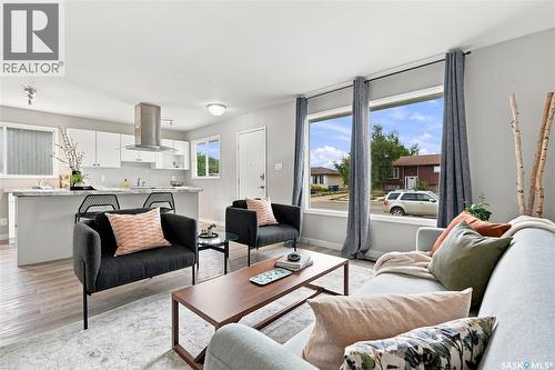 338 Brock Crescent, Saskatoon, SK - Indoor Photo Showing Living Room
