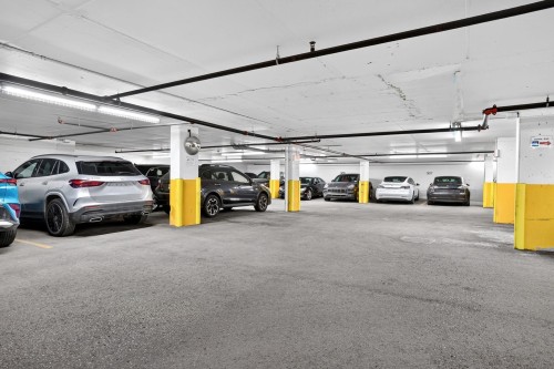 Garage - 905-1225 Boul. Robert-Bourassa, Montréal (Ville-Marie), QC - Indoor Photo Showing Garage