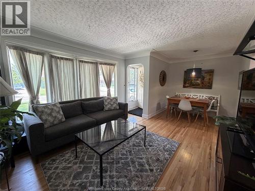 858 Laporte, Windsor, ON - Indoor Photo Showing Living Room