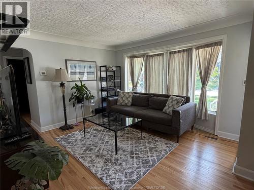 858 Laporte, Windsor, ON - Indoor Photo Showing Living Room