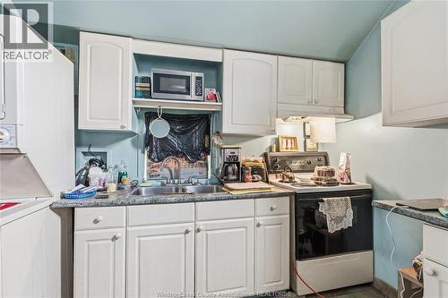 314 Bruce, Windsor, ON - Indoor Photo Showing Kitchen With Double Sink