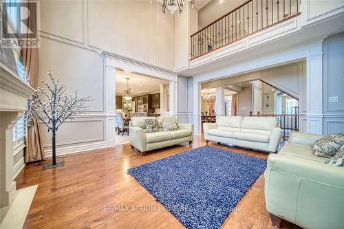 18 Soleil Boulevard, Aurora, ON - Indoor Photo Showing Living Room