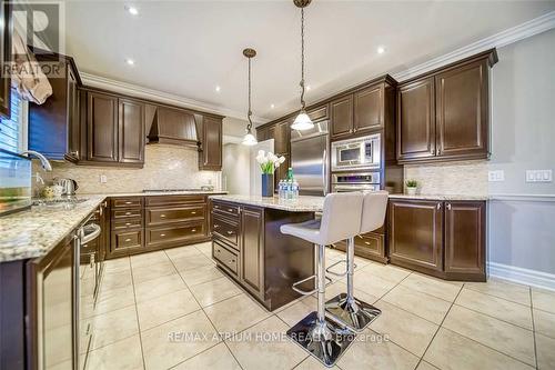 18 Soleil Boulevard, Aurora, ON - Indoor Photo Showing Kitchen With Upgraded Kitchen