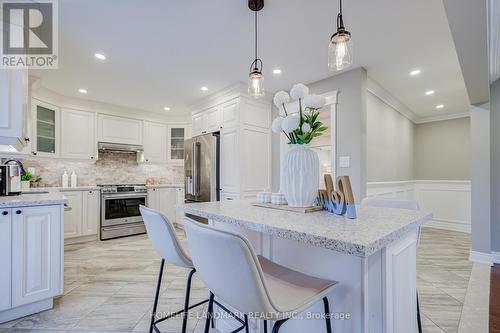 2105 Folkway Drive, Mississauga, ON - Indoor Photo Showing Kitchen With Upgraded Kitchen