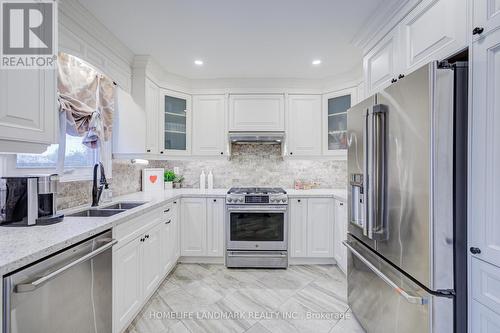 2105 Folkway Drive, Mississauga, ON - Indoor Photo Showing Kitchen With Double Sink With Upgraded Kitchen