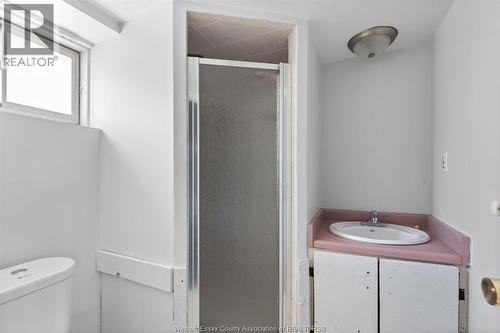 2293 Marentette, Windsor, ON - Indoor Photo Showing Bathroom