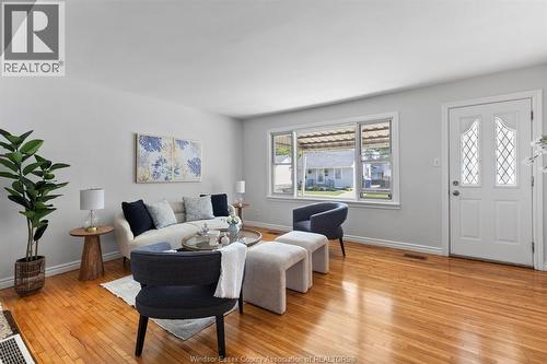 2293 Marentette, Windsor, ON - Indoor Photo Showing Living Room