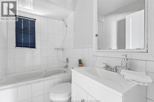 2293 Marentette, Windsor, ON - Indoor Photo Showing Bathroom