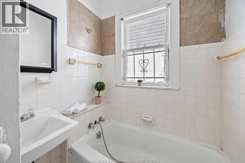 2004 Ottawa, Windsor, ON - Indoor Photo Showing Bathroom