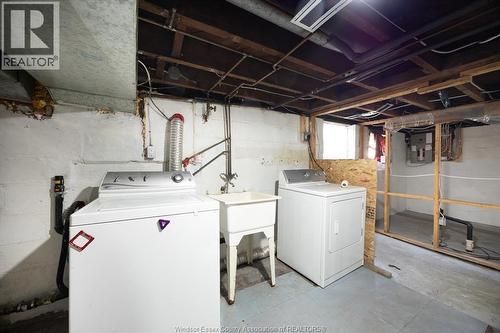 2004 Ottawa, Windsor, ON - Indoor Photo Showing Laundry Room