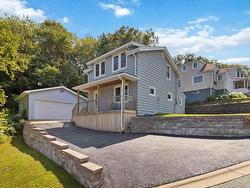 4 Maplewood Drive  Halifax, NS B3N 1C3