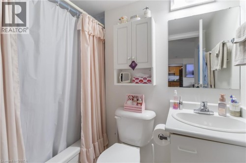 9 Bonheur Court Unit# 506, Brantford, ON - Indoor Photo Showing Bathroom