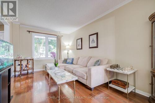 8 Closs Square, Aurora, ON - Indoor Photo Showing Living Room