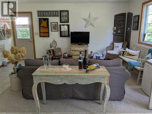22 Patsy Lane, Pelee Island, ON - Indoor Photo Showing Living Room