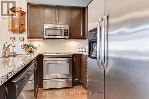 519 - 111 Civic Square Gate, Aurora, ON - Indoor Photo Showing Kitchen With Upgraded Kitchen