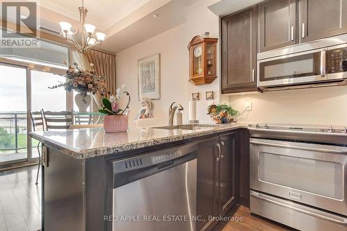 519 - 111 Civic Square Gate, Aurora, ON - Indoor Photo Showing Kitchen With Upgraded Kitchen